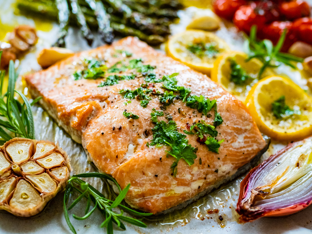 Salmon with lemon and garlic